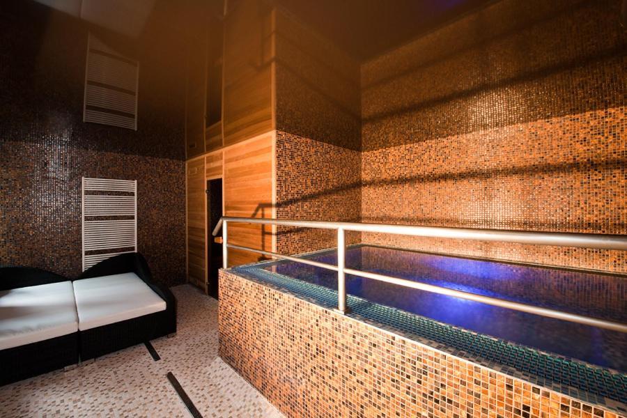 Cerna Louze Hotel Branzez Exterior photo